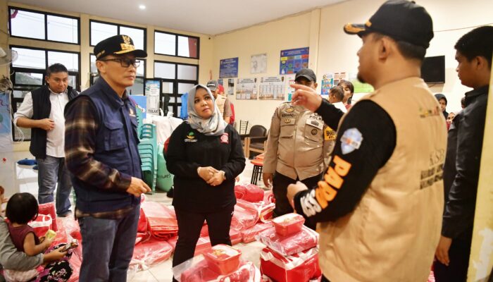Tinjau Lokasi Pengungsi Banjir, Prof Zudan Pastikan Dapur Umum Siap Layani Korban