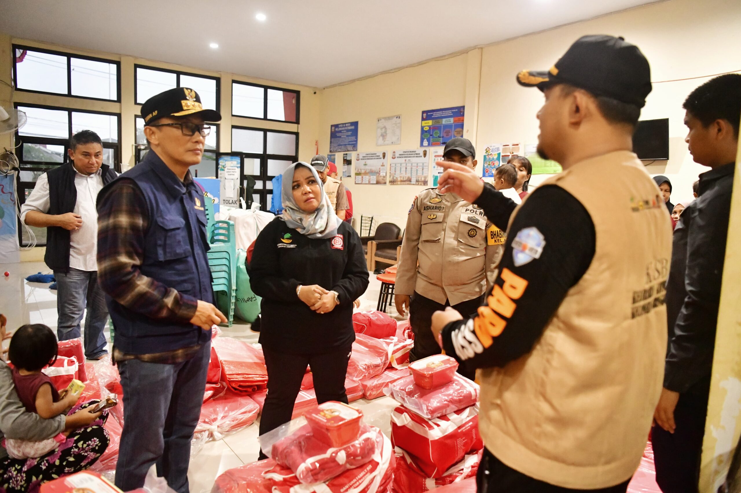 Tinjau Lokasi Pengungsi Banjir, Prof Zudan Pastikan Dapur Umum Siap Layani Korban