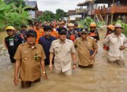 Pj Gubernur Prof Zudan Tinjau Lokasi Banjir di Soppeng dan Serahkan Bantuan