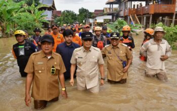 Pj Gubernur Prof Zudan Tinjau Lokasi Banjir di Soppeng dan Serahkan Bantuan Pj Gubernur Prof Zudan Tinjau Lokasi Banjir di Soppeng dan Serahkan Bantuan