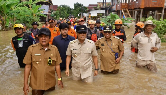 Pj Gubernur Prof Zudan Tinjau Lokasi Banjir di Soppeng dan Serahkan Bantuan