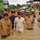 Pj Gubernur Prof Zudan Tinjau Lokasi Banjir di Soppeng dan Serahkan Bantuan