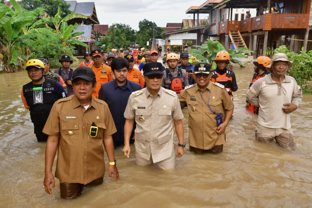 Pj Gubernur Prof Zudan Tinjau Lokasi Banjir di Soppeng dan Serahkan Bantuan