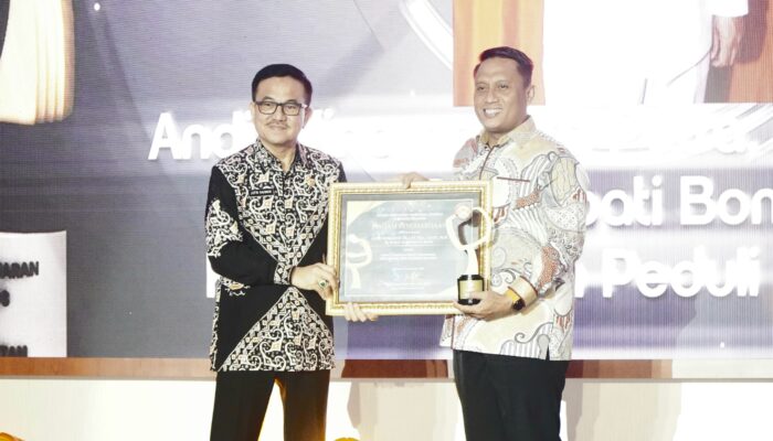 Pj Bupati Bone Raih Penghargaan Kepala Daerah Peduli Penyiaran di KPID Awards 2024