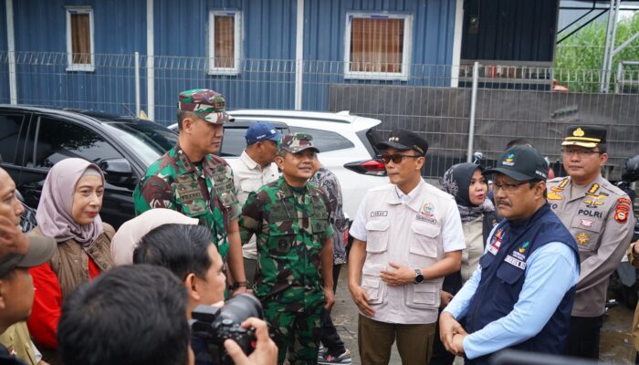 Brigjen Tri Saktiyono Dampingi Mensos Salurkan Bantuan untuk Korban Banjir