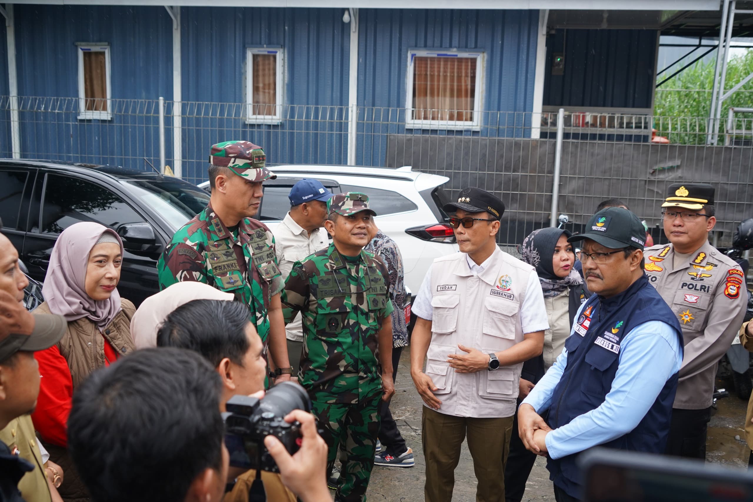 Brigjen Tri Saktiyono Dampingi Mensos Salurkan Bantuan untuk Korban Banjir
