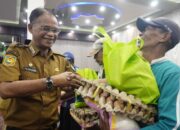 Pj Sekda Bone Serahkan Paket Konsumtif Baznas ke Tukang Becak dan Pemulung
