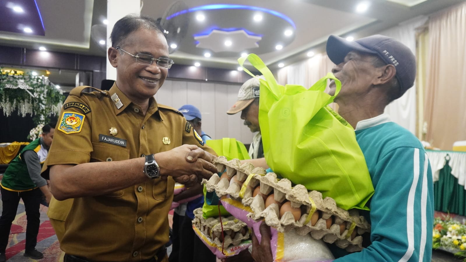 Pj Sekda Bone Serahkan Paket Konsumtif Baznas ke Tukang Becak dan Pemulung