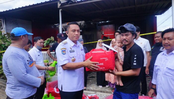 Pj Bupati Bone Salurkan Bantuan untuk Korban Kebakaran di BTN Amanda 2