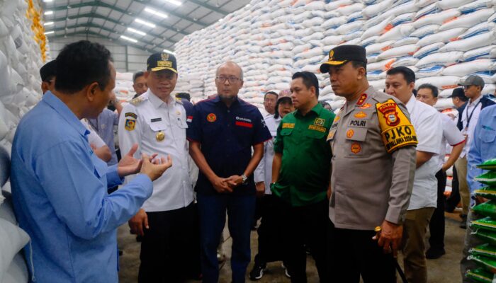 Kunjungan ke Bulog Sulsel, Kapolda dan Gubernur Pastikan Distribusi Lancar