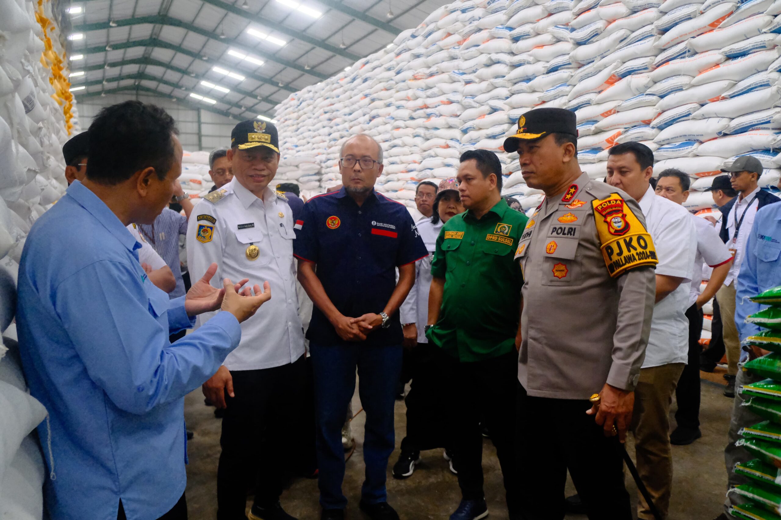 Kunjungan ke Bulog Sulsel, Kapolda dan Gubernur Pastikan Distribusi Lancar