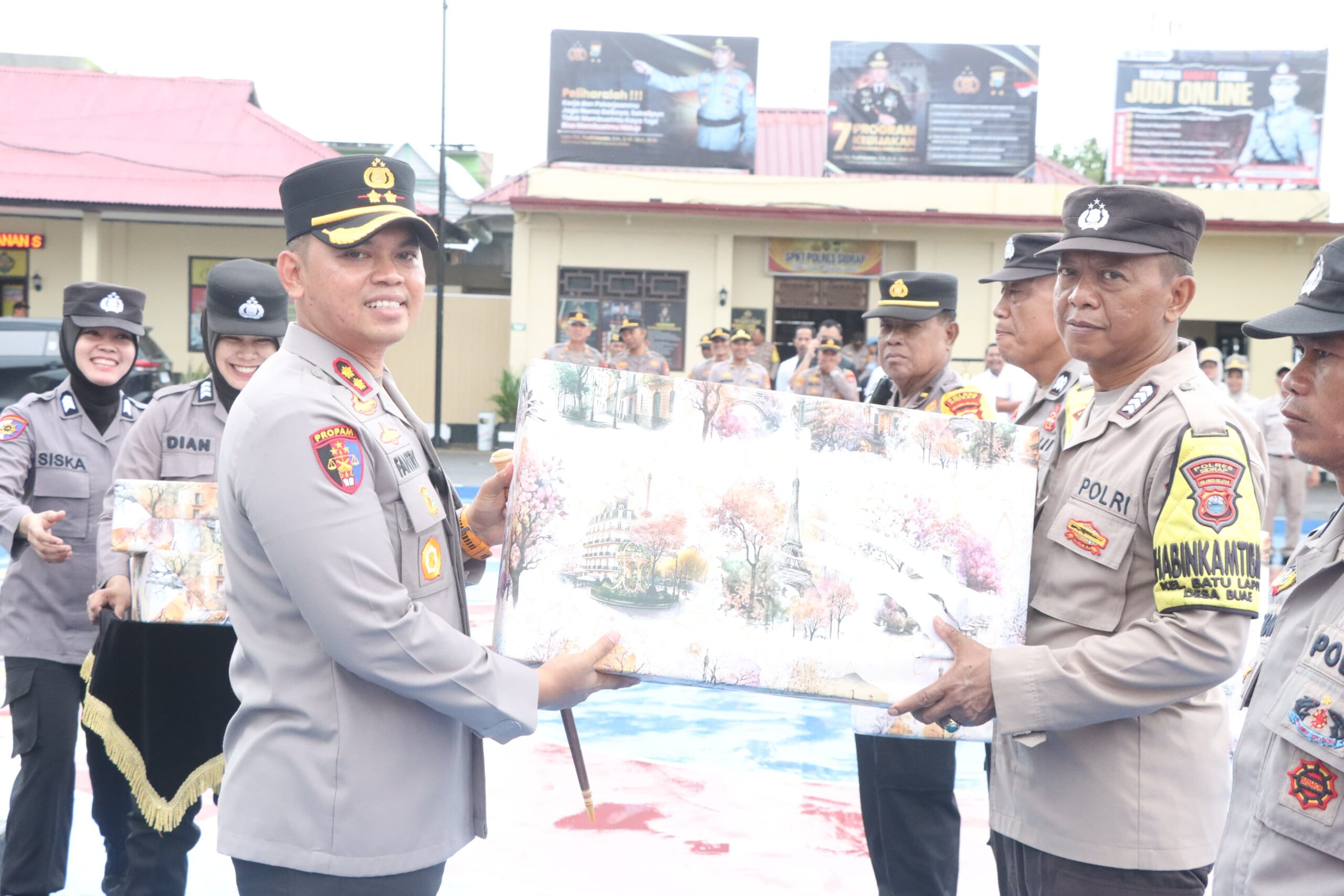 Kapolres Sidrap Apresiasi Bhabinkamtibmas, Berikan Penghargaan atas Dedikasi