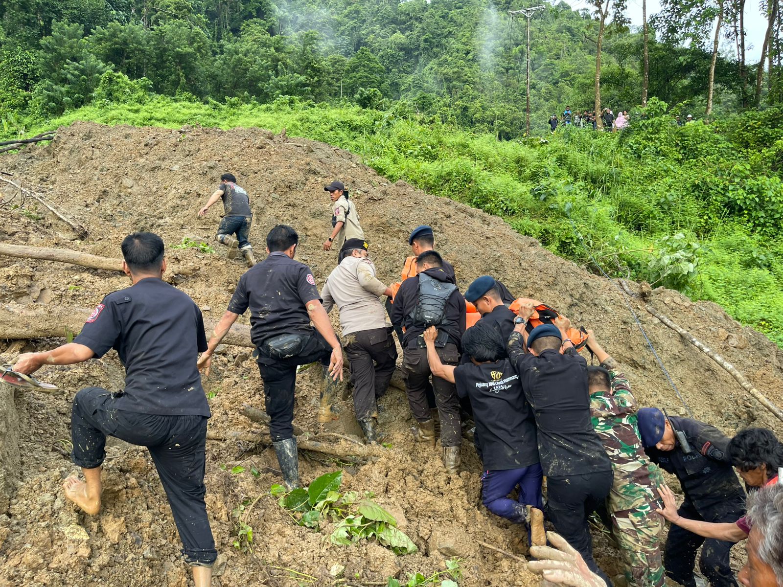 Polres Luwu Bergerak Cepat Tangani Bencana Tanah Longsor