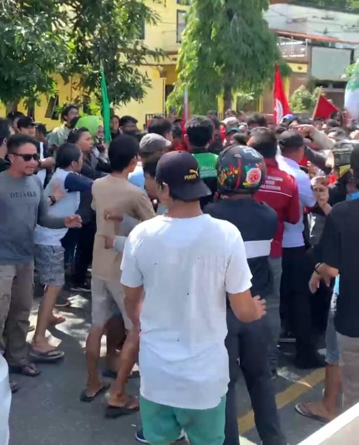 Aksi Mahasiswa Tuntut Pemekaran Provinsi Luwu Raya, Jalan Trans Sulawesi Diblokir