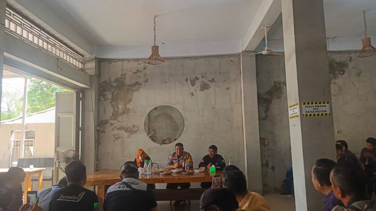 Sat Lantas Polres Bone Gelar Coffee Morning Bersama Wartawan di Warkop Melocca