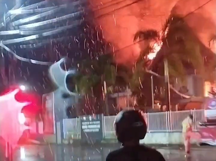 Kantor Dinas Pendidikan Kota Makassar Ludes Terbakar