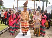 Pj Gubernur dan Ketua PKK Sulsel Disambut Adat Meriah di Peringatan Hari Jadi Luwu ke-757
