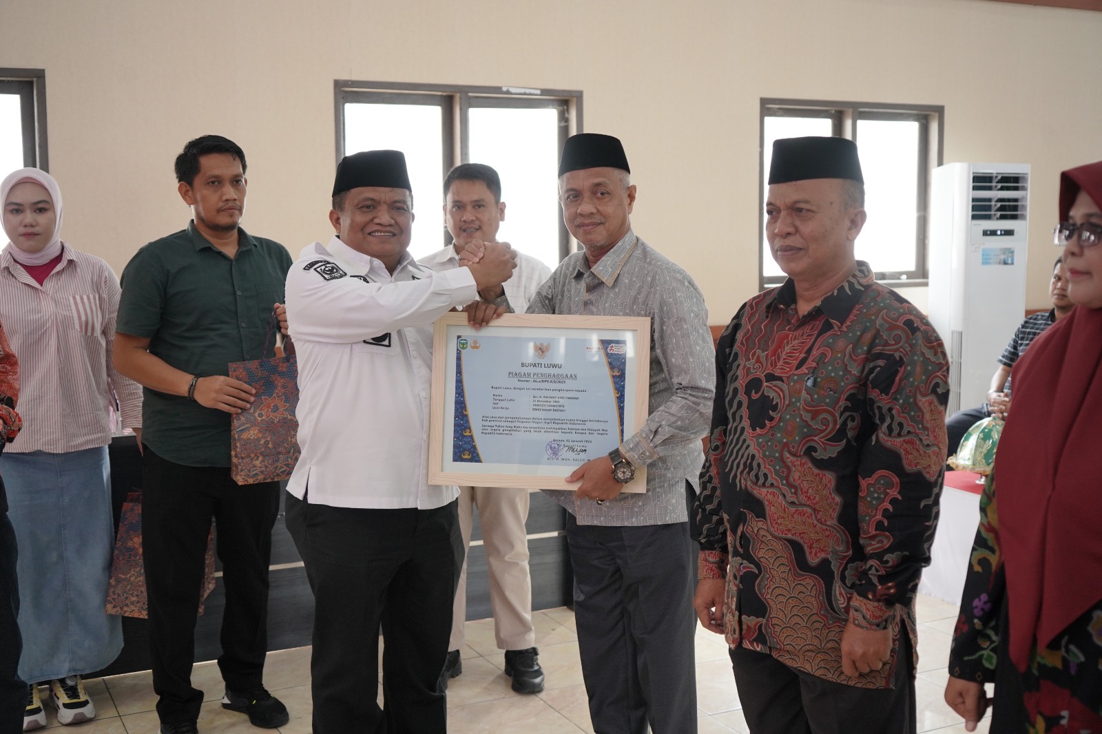 Pj Bupati Luwu Serahkan Penghargaan kepada 131 ASN Purnabakti