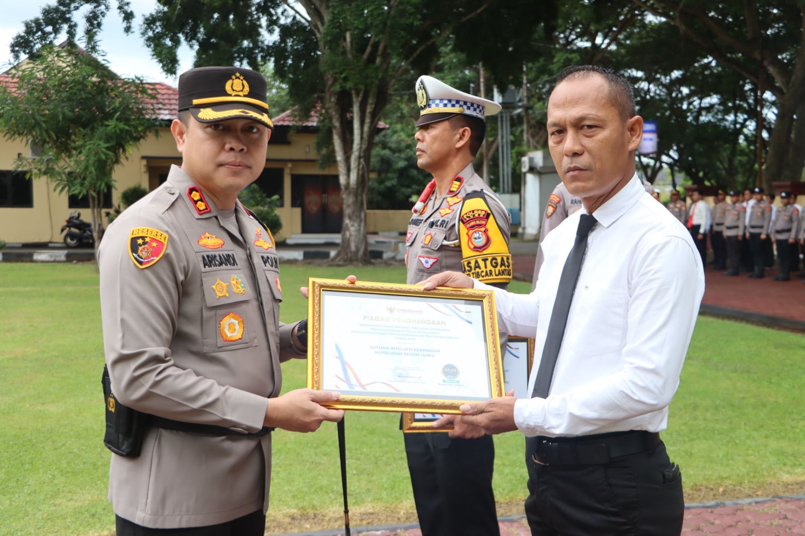 Satlantas dan Satintelkam Polres Luwu Raih Penghargaan Ombudsman RI