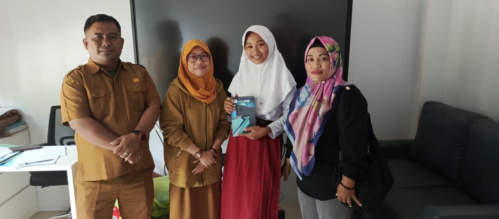 Disdik Sidrap Berikan 30 Tablet Android Kepada Siswa Berprestasi