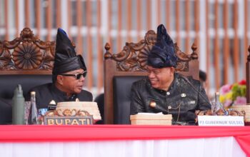 Hari Jadi ke-65 Bulukumba, Prof Fadjry Kenakan Pakaian Adat Kajang dan Tenun Sarung Bira Hari Jadi ke-65 Bulukumba, Prof Fadjry Kenakan Pakaian Adat Kajang dan Tenun Sarung Bira