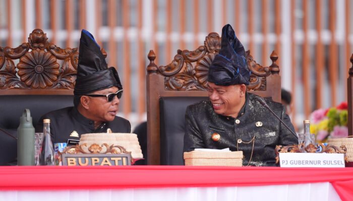 Hari Jadi ke-65 Bulukumba, Prof Fadjry Kenakan Pakaian Adat Kajang dan Tenun Sarung Bira