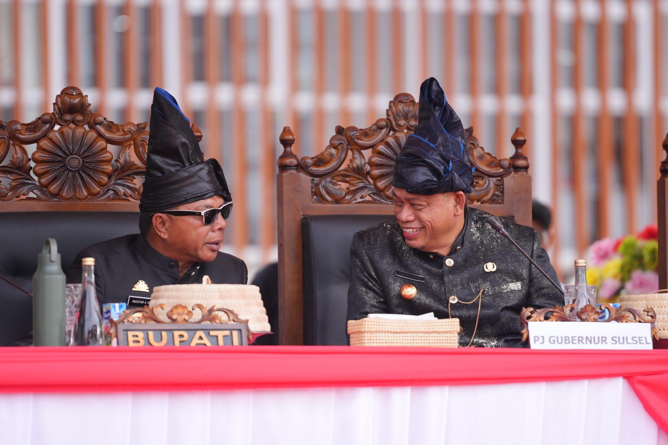 Hari Jadi ke-65 Bulukumba, Prof Fadjry Kenakan Pakaian Adat Kajang dan Tenun Sarung Bira