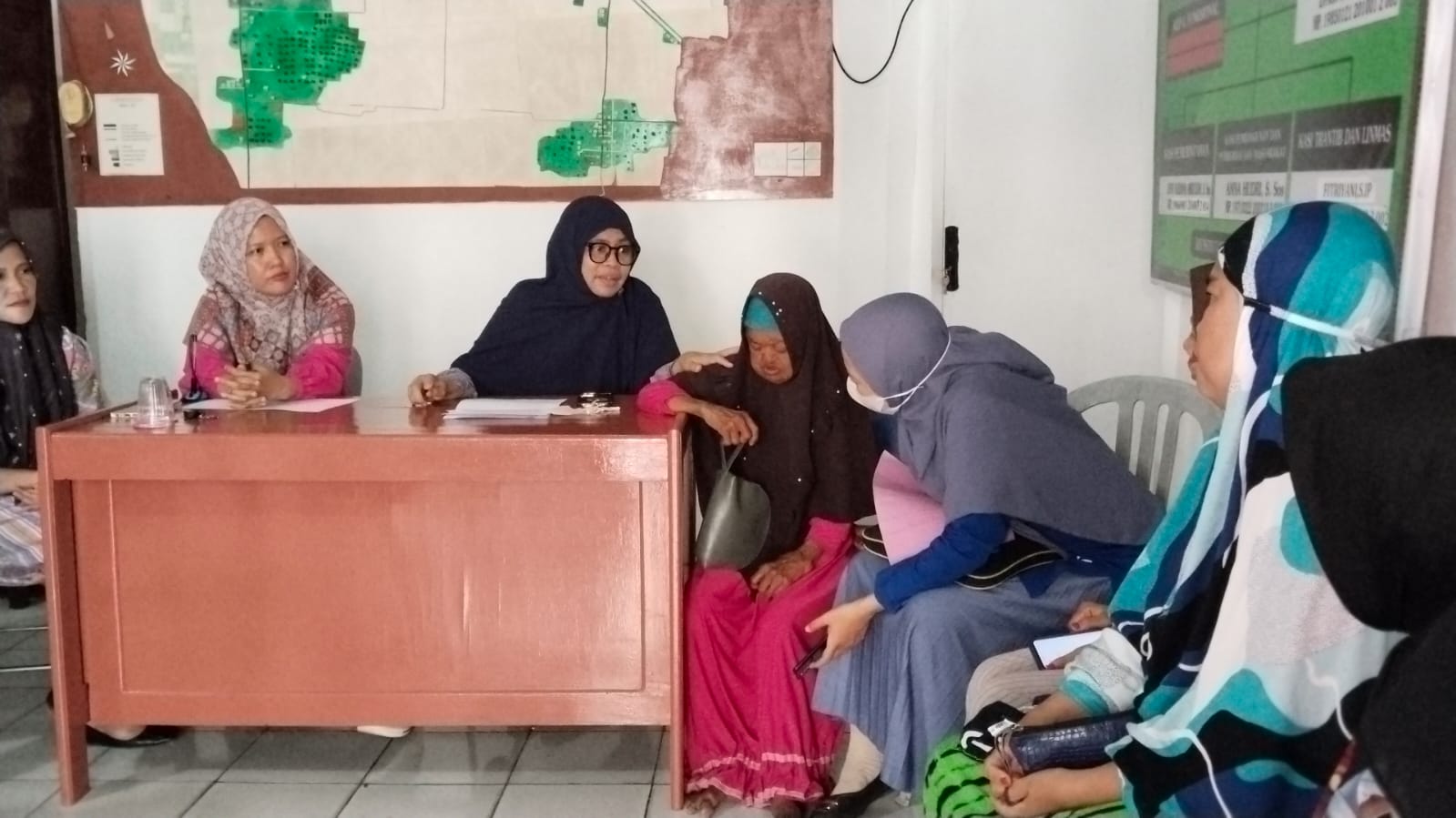 Kadis Sosial Sidrap Bujuk Lansia Disabilitas Tak Tinggal di Pinggir Kanal