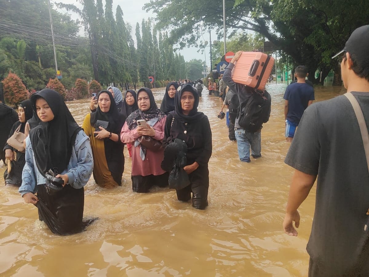 Banjir Meluas di Maros dan Makassar, Ribuan Warga Terisolasi, Akses Jalan Lumpuh