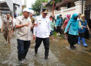 Prof Fadjry Djufry Tinjau Lokasi Banjir di Makassar, Dorong Solusi Permanen untuk Warga Terdampak