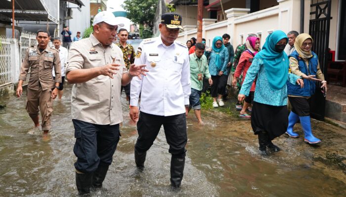 Prof Fadjry Djufry Tinjau Lokasi Banjir di Makassar, Dorong Solusi Permanen untuk Warga Terdampak