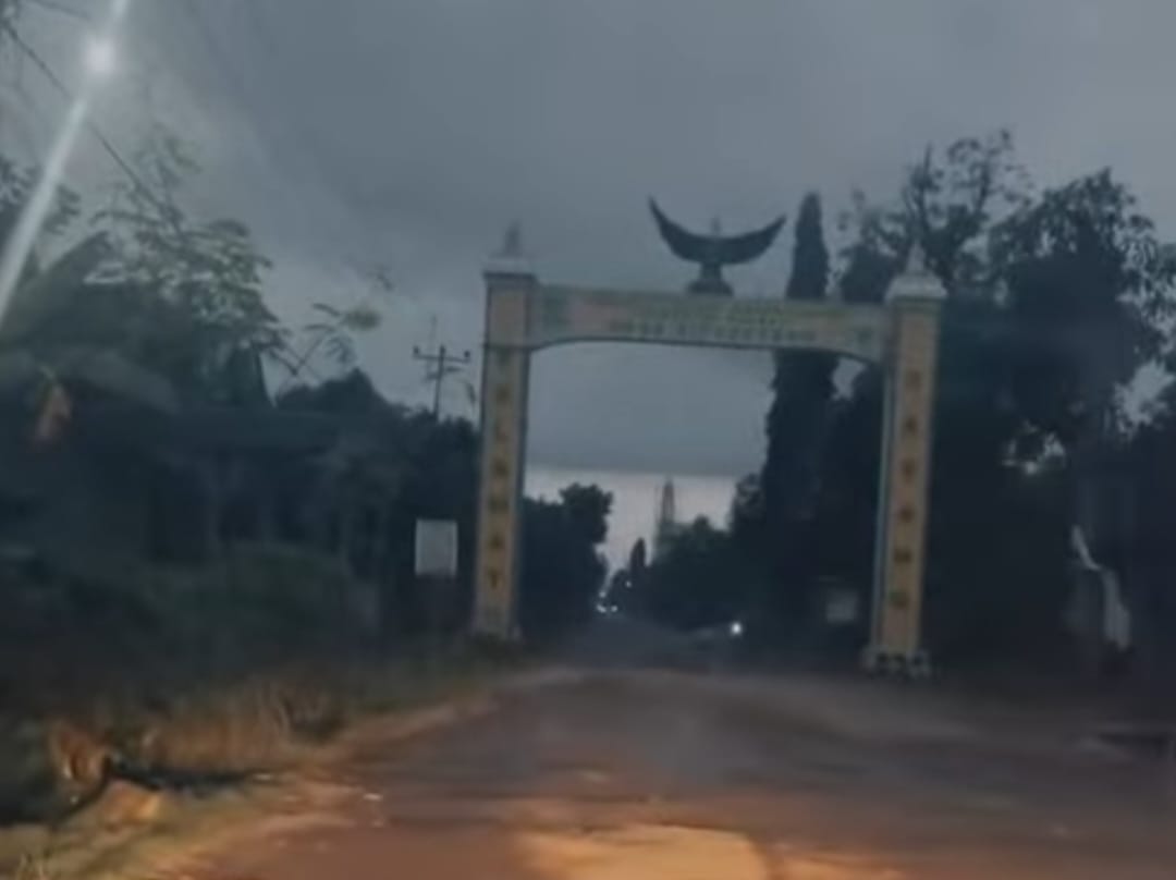 Jalan Desa Sipodeceng Viral, Jadi Sorotan Warga