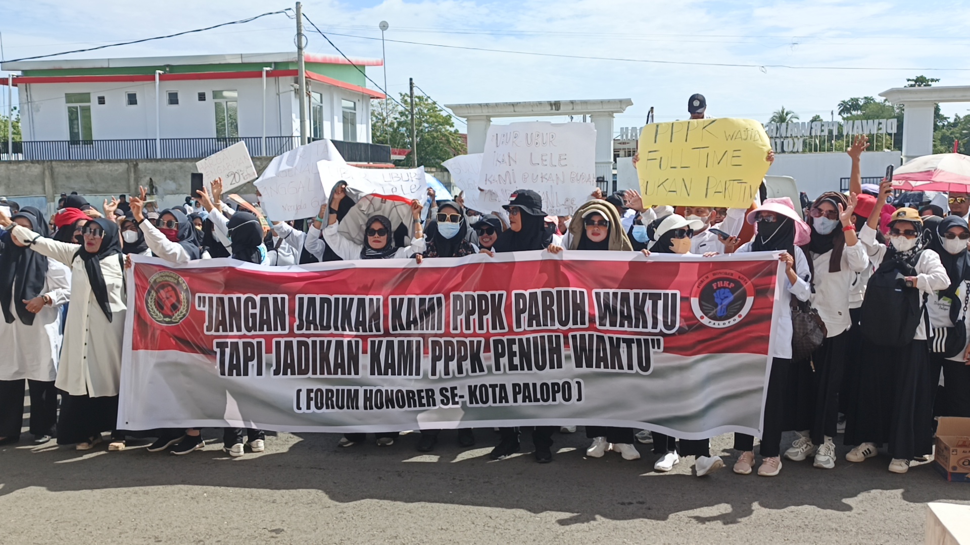 Gaji Rendah dan Status Tak Jelas, Ratusan Honorer Palopo Demo di Depan DPRD