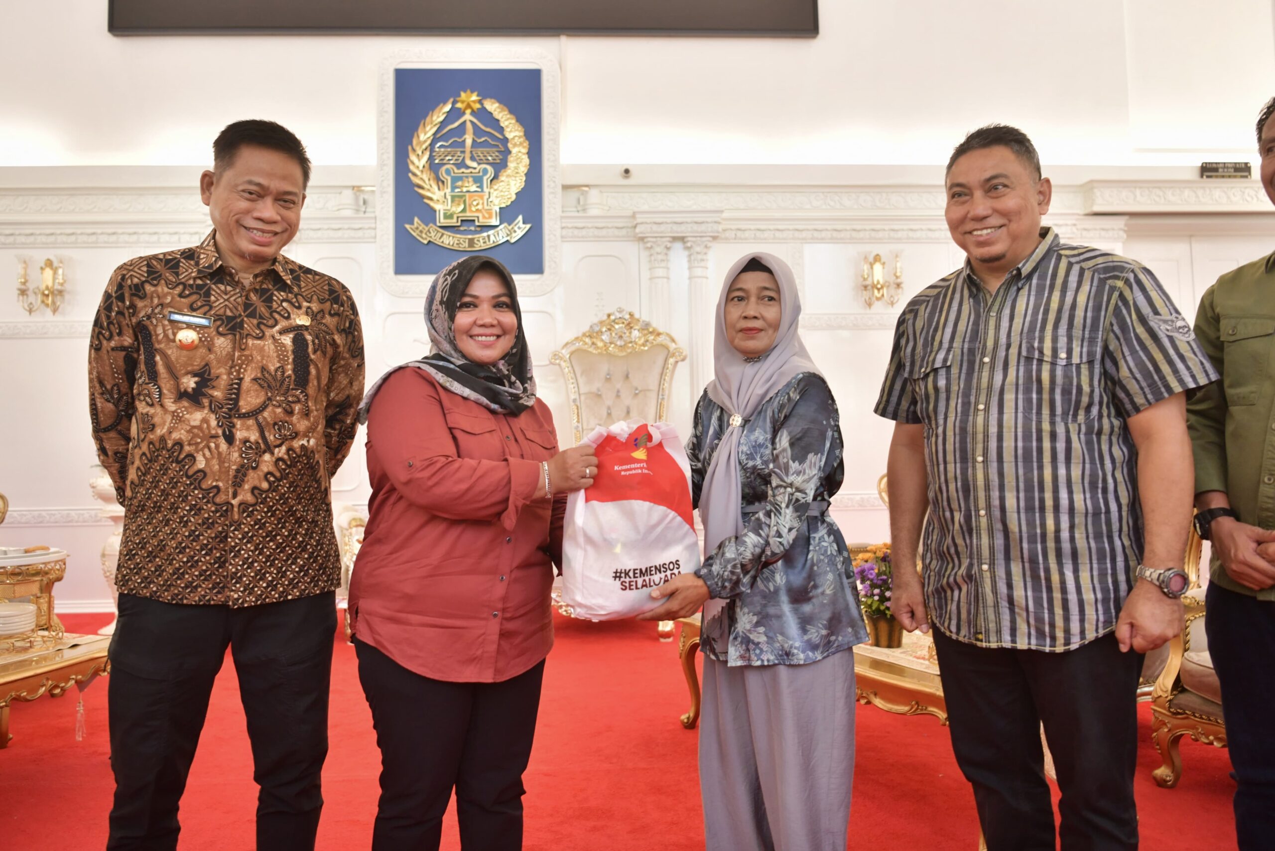 Pemprov Sulsel dan Kemensos RI Salurkan 3.000 Paket Bantuan untuk Korban Banjir