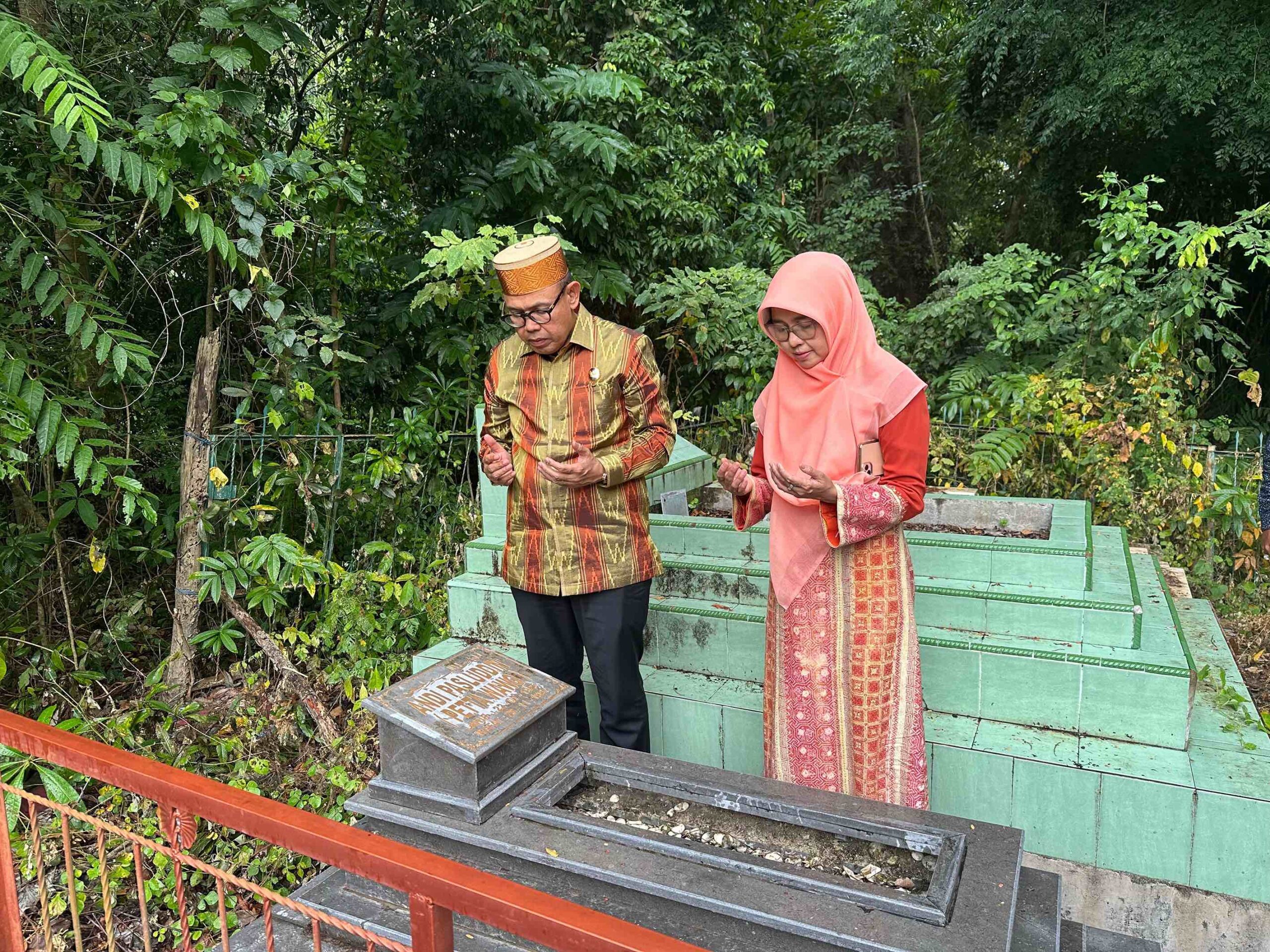 Wabup Andi Akmal Ziarah ke Makam Orang Tua dan Mantan Bupati Bone