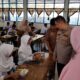 Kapolres dan Bhayangkari Sinjai Bagikan Makan Siang Gratis untuk Pelajar