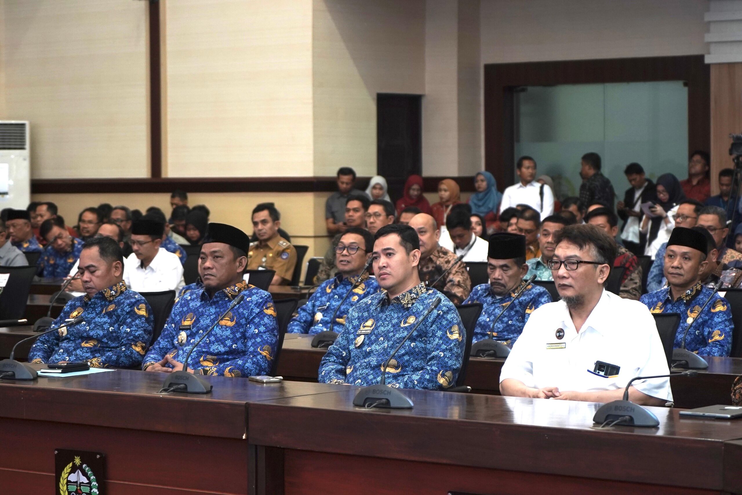 Bupati Luwu Hadiri Rapat Pleno TPAKD dan Pengukuhan Kepala OJK Sulselbar