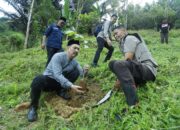 Dukung Perkebunan, Pj Wali Kota Palopo Tanam Bibit Durian di Kampung Tandung