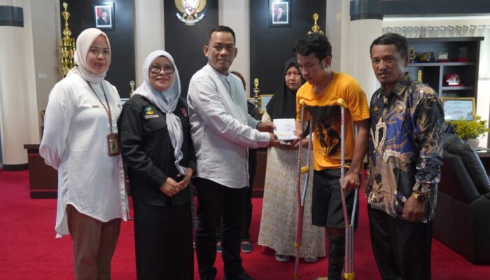 Bupati Luwu Serahkan Santunan untuk Ahli Waris Korban Longsor