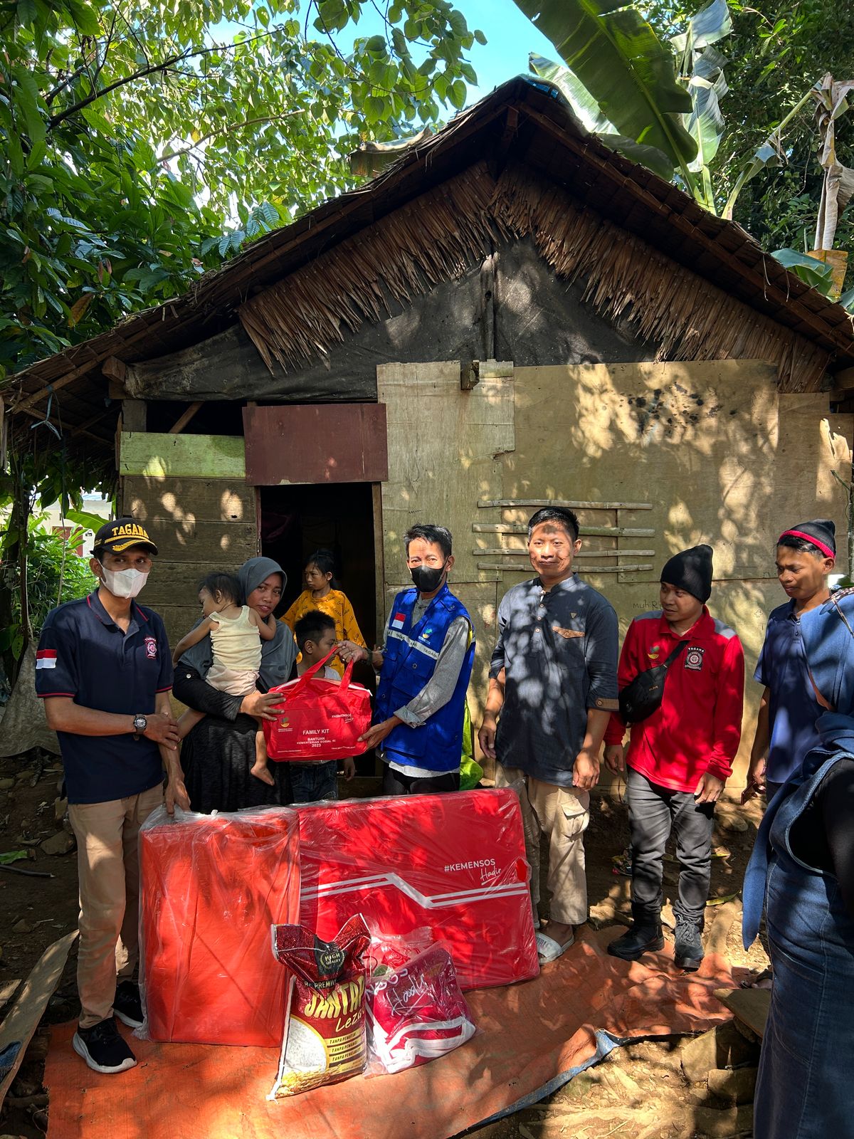 Dinsos Palopo Salurkan Bantuan untuk Warga Kurang Mampu di To’bulung