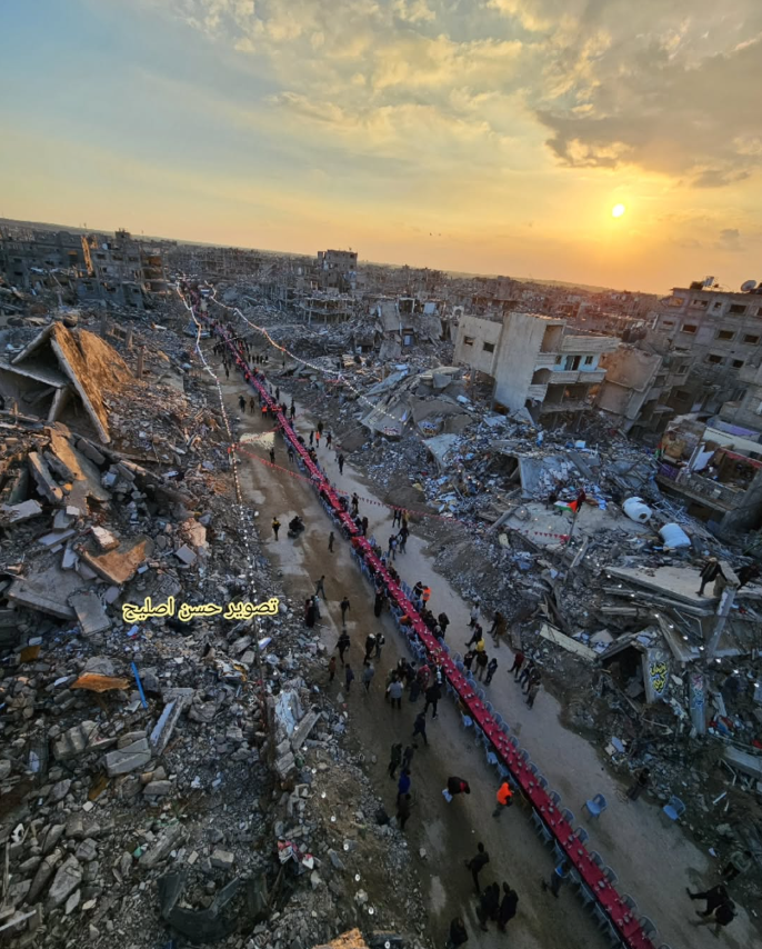 Dikelilingi Reruntuhan, Warga Gaza Buka Puasa Bersama