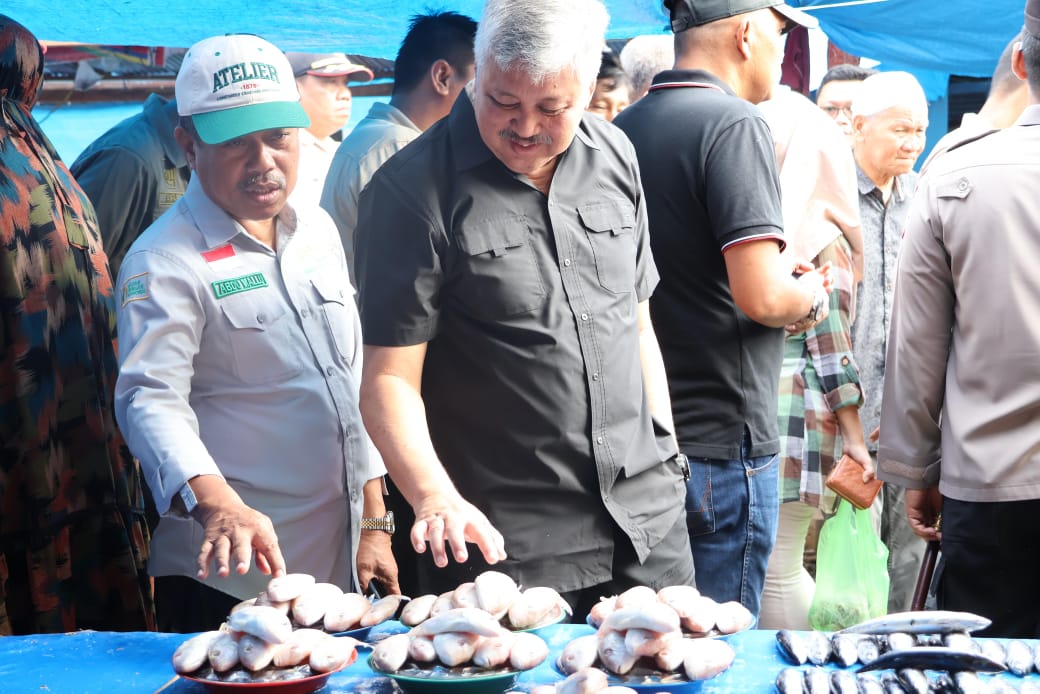 Bupati Pinrang Pantau Harga Kebutuhan Pokok di Operasi Pasar