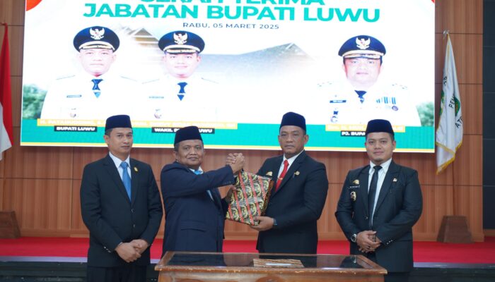 Muhammad Saleh Serahkan Jabatan Bupati Luwu kepada Patahudding