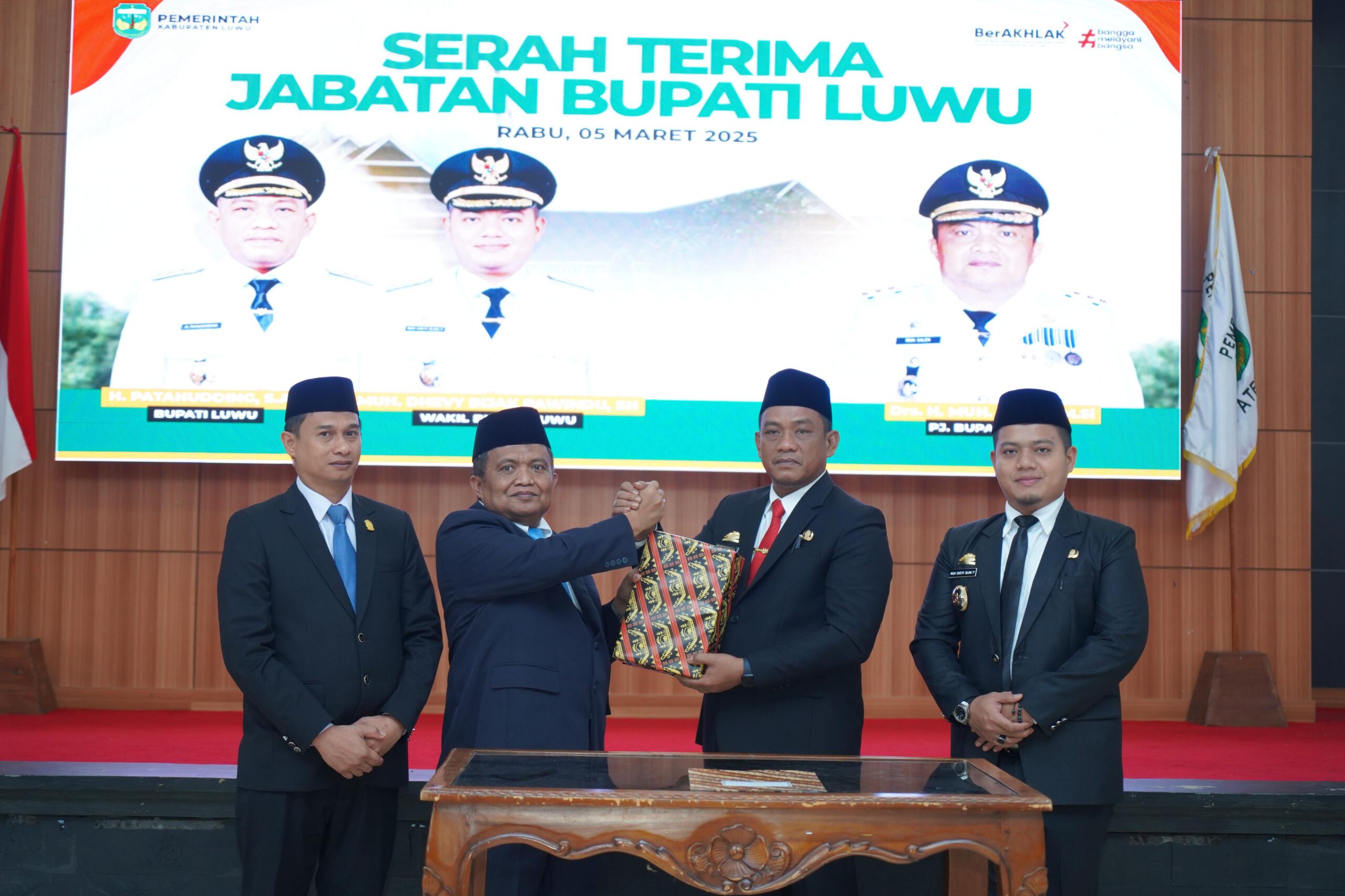 Muhammad Saleh Serahkan Jabatan Bupati Luwu kepada Patahudding