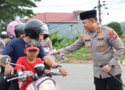 Aksi Sosial Ramadhan, Kapolres Luwu Turun Langsung Bagikan Takjil