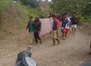 Warga Desa Kaseralau Pinrang Keluhkan Jalan Rusak, Antar Warga Sakit Gunakan Sarung