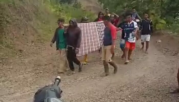 Warga Desa Kaseralau Pinrang Keluhkan Jalan Rusak, Antar Warga Sakit Gunakan Sarung