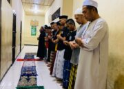 Polisi Gelar Shalat Berjamaah Bersama Tahanan di Rutan