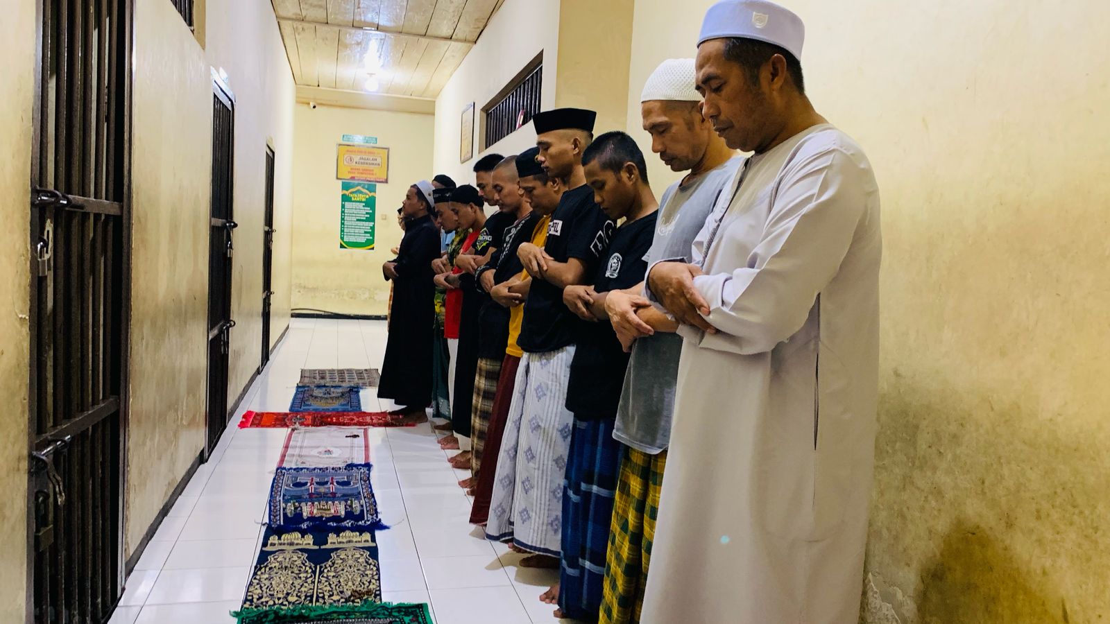 Polisi Gelar Shalat Berjamaah Bersama Tahanan di Rutan