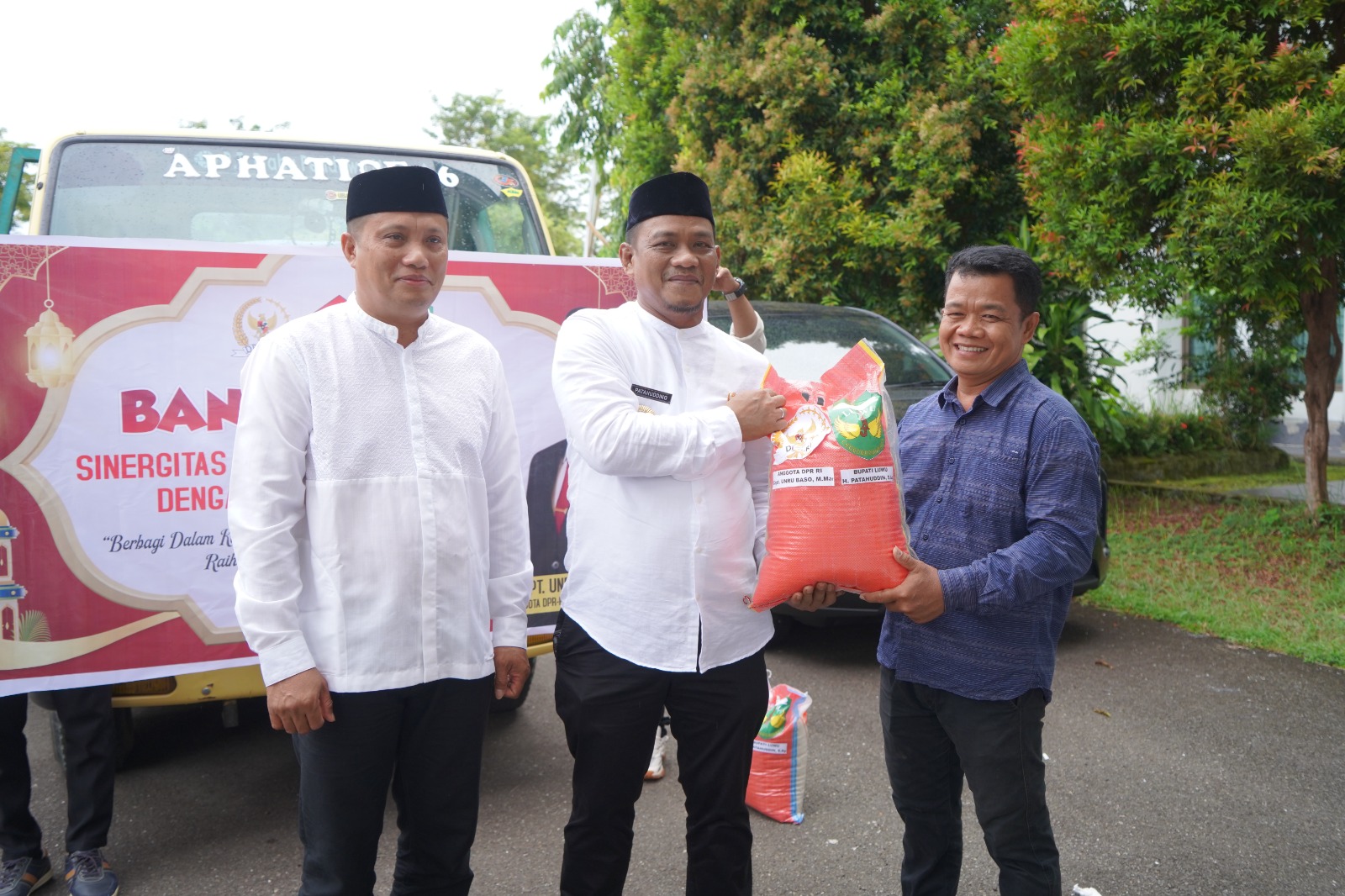 Bupati Luwu Lepas Bantuan Sosial dari Unru Baso untuk Warga
